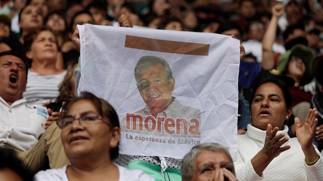 Pznivci kandidta na Mexickho prezidenta Lopeze Obradora na setkn na stadionu Azteca v Mexico City 27.6.2018