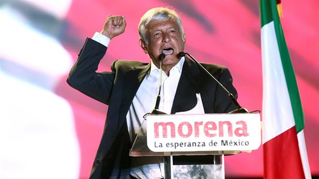 Kandidt na Mexickho prezidenta Lopez Obrador na setkn na stadionu Azteca v Mexico City 27.6.2018