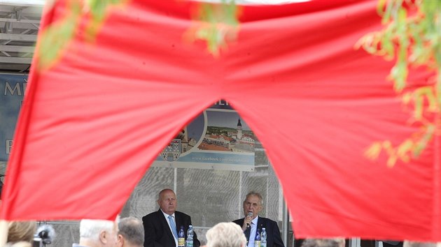 Demonstranti na Zemana �ekali i v B�lin�, tady ho v�taly trenky �erven�.