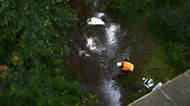 Na Českobrodsku se v pátek zřítilo osobní auto ze silnice do potoka. Hasiči z vozidla vyprostili vážně zraněnou ženu a dvě děti