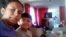Blanca Orantes-Lopez ze Salvadoru na archivním snímku se svým osmiletý synem,...
