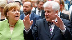 Nmecká kancléka Angela Merkelová a ministr vnitra Horst Seehofer si v Berlín...