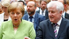 Nmecká kancléka Angela Merkelová a ministr vnitra Horst Seehofer si v Berlín...