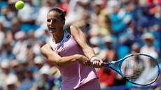 Karolína Plí�ková ve �tvrtfinálovém utkání na turnaji v Eastbourne.