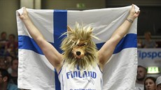 Velký fanouek finských basketbalist pi utkání na eské palubovce.
