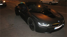 Policie pátrá po idii BMW, v kterém jí ujídl Prahou v noci na pátek (22....