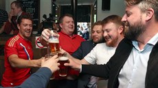 Fotbaloví fanoušci v jednom z moskevských barů slaví vítězství ruského týmu nad...