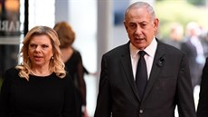 Sara Netanjahuová a Benjamin Netanjahu na pohbu bývalého nmeckého kanclée...