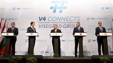 Lídi V4 a premiér Rakouska pi spoleném jednání v Budapeti. eský premiér...