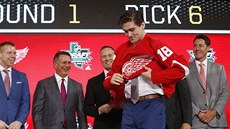 Filip Zadina obléká na draftu 2018 dres Detroitu, jeho zástupci v pozadí záí...