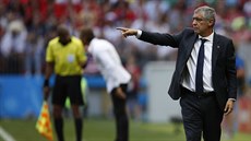 Portugalský kou Fernando Santos diriguje svj celek v souboji s Marokem.
