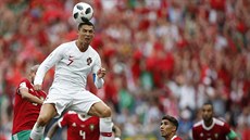 Cristiano Ronaldo (Portugalsko) hlavikuje v zápase proti Maroku.