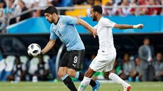 Luis Suárez (Uruguay) si kryje mí ped dotírajícím Abdalláhem Utajfem (Saúdská...