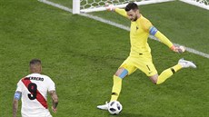 Francouzský branká Hugo Lloris odkopává mí ped peruánským kapitánem Paulem...