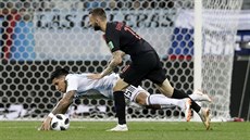 Argentinský záloník Enzo Pérez padá po souboji s chorvatským Marcelem...