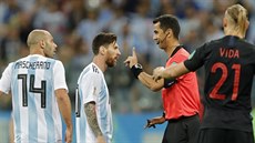 Uzbecký sudí Rav�án Irmatov kárá argentinského kapitána Lionela Messiho.
