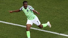Nigerijský rychlík Ahmed Musa slaví sv�j gól proti Islandu.