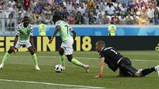 Nigerijský útoník Ahmed Musa stílí druhou branku do sít Islandu.