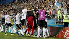 Němečtí fotbalisté se radují z výhry nad Švédskem.