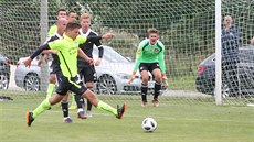 Momentka z p�ípravného utkání mezi fotbalisty �eských Bud�jovic (v �erném) a...