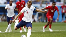 Kapitán Anglie Harry Kane zahrává druhý pokutový kop v utkání s Panamou.