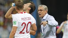 Trenér polských fotbalistů Adam Nawalka (vpravo) radí svým svěřencům v utkání s...