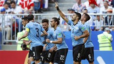 Fotbalisté Uruguaye se radují ze vstřelené branky proti Rusku.