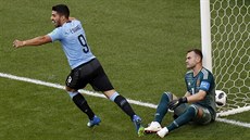 Uruguayský záloník Luis Suárez se raduje z gólu ped pihlíejícím ruským...