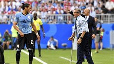 Uruguayský trenér Óscar Tabarez udílí pokyny Martínu Cáceresovi.