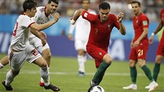 Portugalský stoper Pepe se snaí uniknout bránícím hrám Íránu.