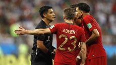 Portugaltí fotbalisté protestují u rozhodího bhem zápasu proti Íránu.