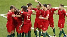Portugaltí fotbalisté slaví zásah Ricarda Quaresmy do sít Íránu.