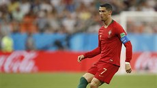 Portugalský kapitán Cristiano Ronaldo pihrává v utkání proti Íránu.