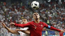 Portugalský kapitán Cristiano Ronaldo si kryje míč v utkání proti Íránu.