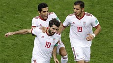 Íránští fotbalisté slaví branku Karíma Ansárífárda (číslo 10) v utkání s...