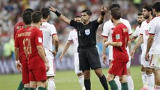 ZMIZTE! Paraguayský sudí Enrique Cáceres od sebe odhání fotbalisty v utkání...
