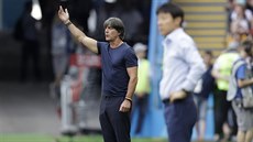 Nmecký kou Joachim Löw gestikuluje v utkání proti Jiní Koreji.