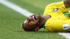 Brazilská hvzda Neymar se svíjí na trávníku pi utkání se Srbskem.