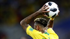 Brazilská hvzda Neymar vhazuje pi zápase se Srbskem.