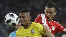 Brazilský útočník Gabriel Jesus (vlevo) si kryje míč před Nemanjou Matičem ze...