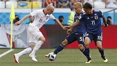 Polský záloník Rafal Kurzawa se probíjí japonskou obranou.