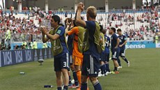 Japontí fotbalisté se radují z postupu do osmifinále.