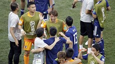 Japonští fotbalisté se radují z postupu do osmifinále.