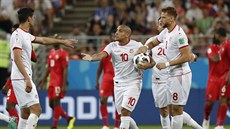 Tuniští fotbalisté v čele s Vahbím Chazrím slaví vstřelenou brankou do sítě...