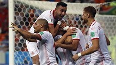 Tuniští fotbalisté slaví branku do sítě Panamy.