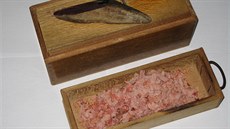 Tradičně se dělá z tuňáka, levnější variantou je katsuobushi z makrely.