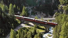 Zastávka íslo 2: vlak v albulském údolí mezi stanicemi Bergün a Preda