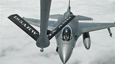 Tankování amerických letoun F-16 texaské Národní gardy za letu bhem cviení...