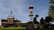 Turistická chata na Kozákov� pod mlad�í rozhlednou.