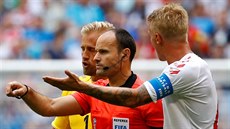 PENALTA! �pan�lský rozhod�í Antonio Mateu Lahoz po zhlédnutí záb�ru na�izuje...